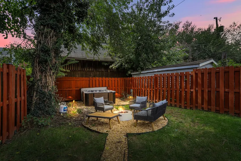 Hot Tub Arlington! Parking Dogs OK Backyard Grill - Image 1