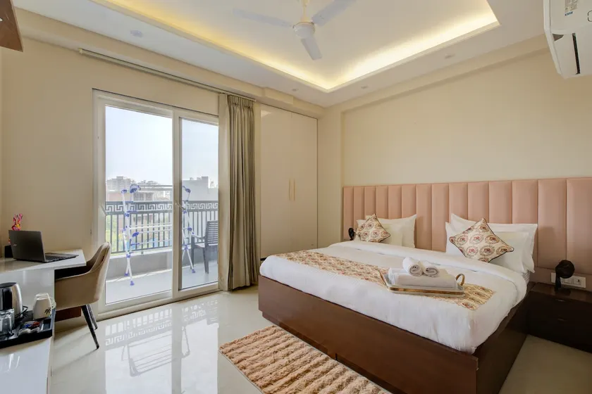 Luxury 1 BHK Serviced Apartment Near Mall FiftyOne - Image 1