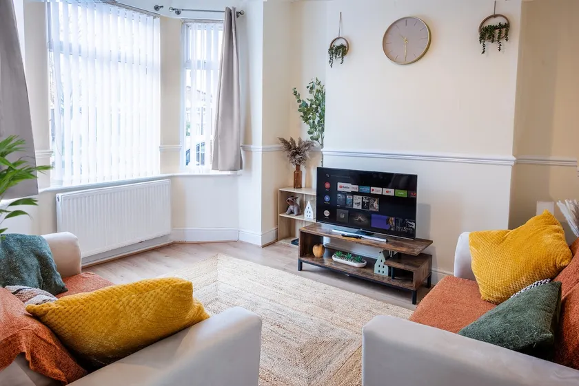 Spacious 3 Bed w/ Free Parking Near Manchester - Image 1