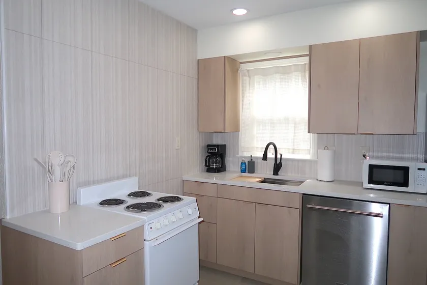 DT Location W Washer and Dryer. Fully Renovated. - Image 1