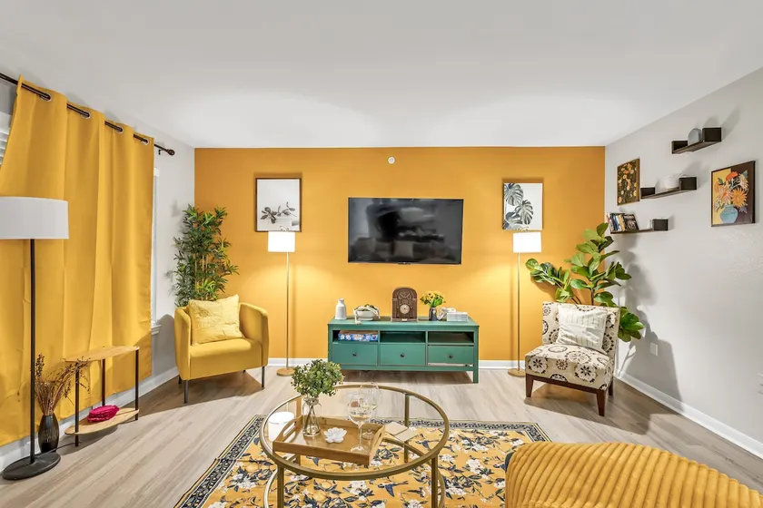 Gym, Crib, EV,- 8 mins to Downtown/Airport - Image 1