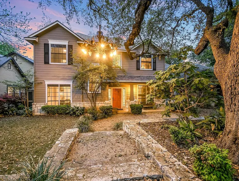 Walk to Zilker, Barton Springs & More - Sleeps 12 - Image 1