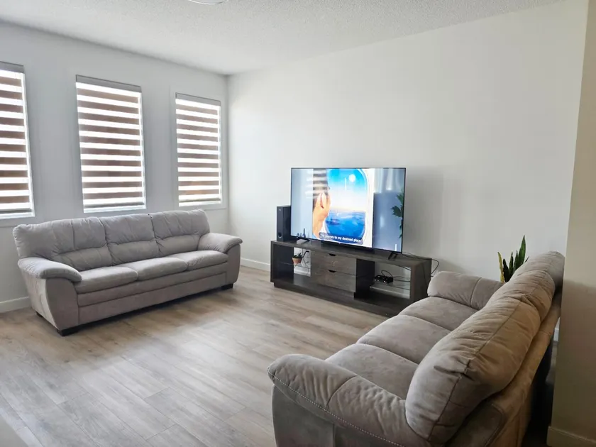 Spacious 3BR Home 15MINS to West Edmonton Mall - Image 1