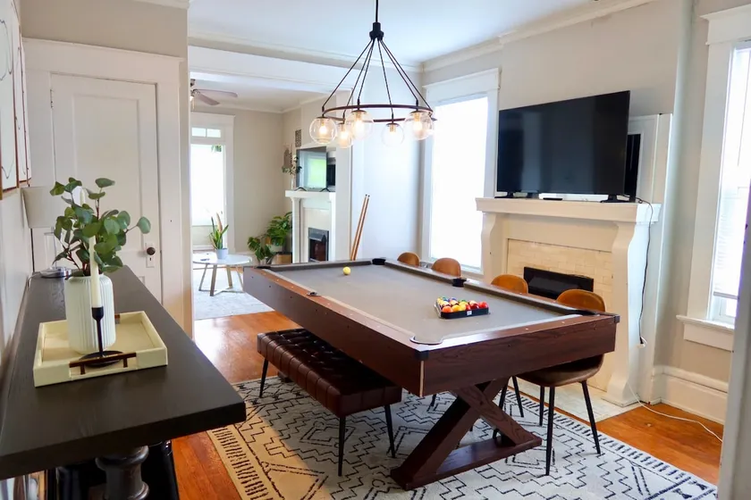 Parkside Balcony Condo with Pool Table - Image 1