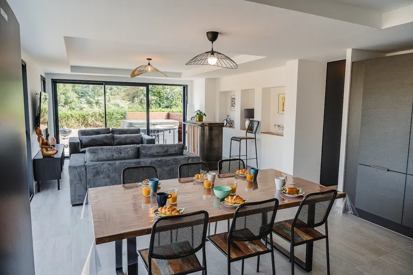 6-person villa with hot tub and sea view - Image 1