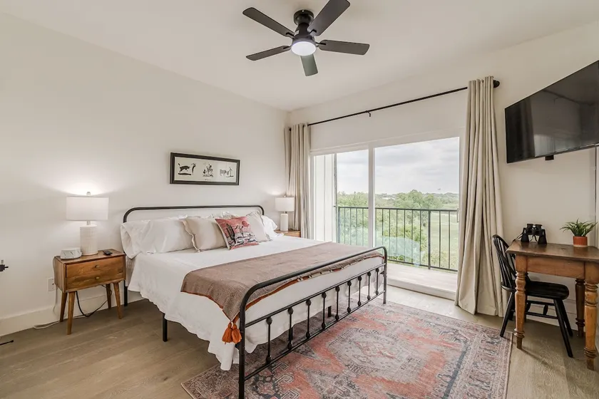 Downtown+Stunning Riverview+Fireplace - Image 1
