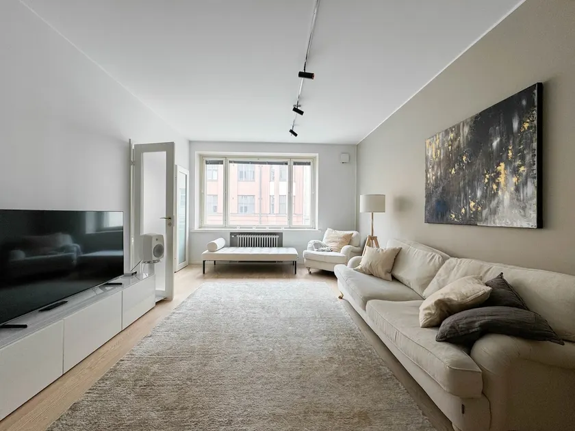 Modern 2BR downtown, private sauna, workspace - Image 1