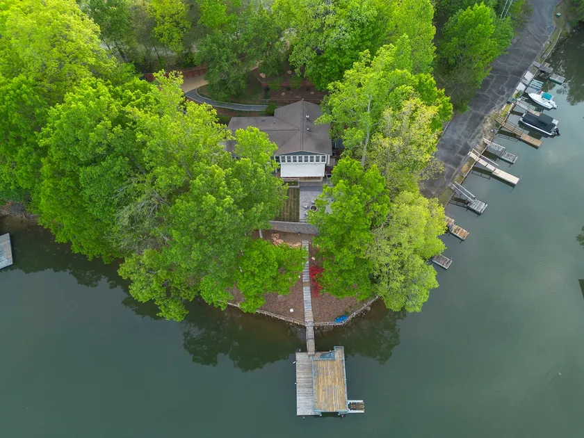 Lakefront 4 Bedroom Escape w/ Dock & Kayaks! - Image 1