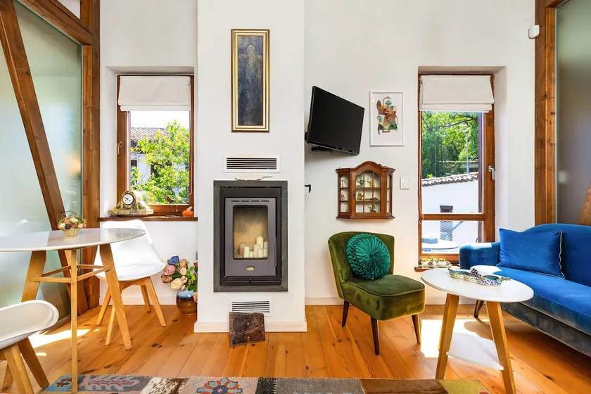 Old Town 2BR Spacious House with Private Garden and Free Parking - Image 1