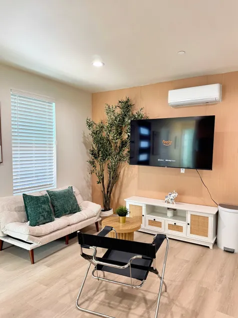 3B3B Brand New in Pasadena/monthly available - Image 1