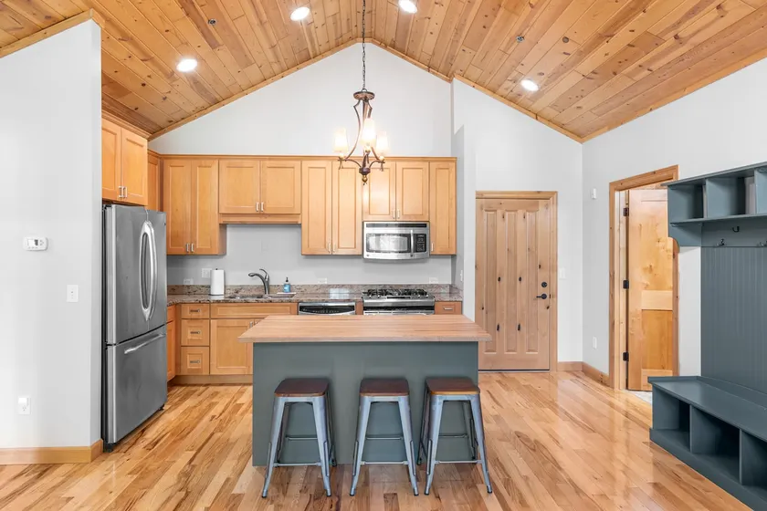 Rustic, updated 2bed2bath UPPER condo on Tuscumbia - Image 1