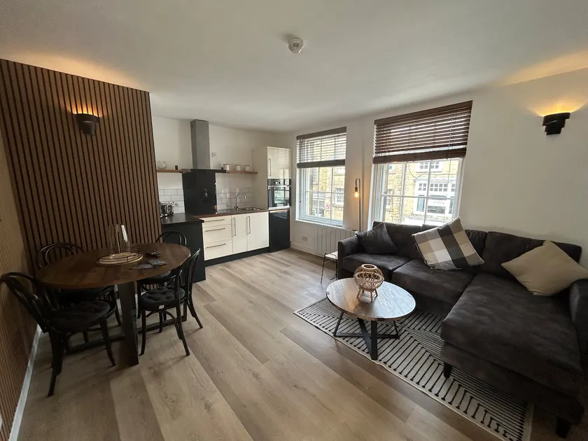 The Hideaway - 2-Bedroom Apartment with outdoor terrace & free parking - Image 1