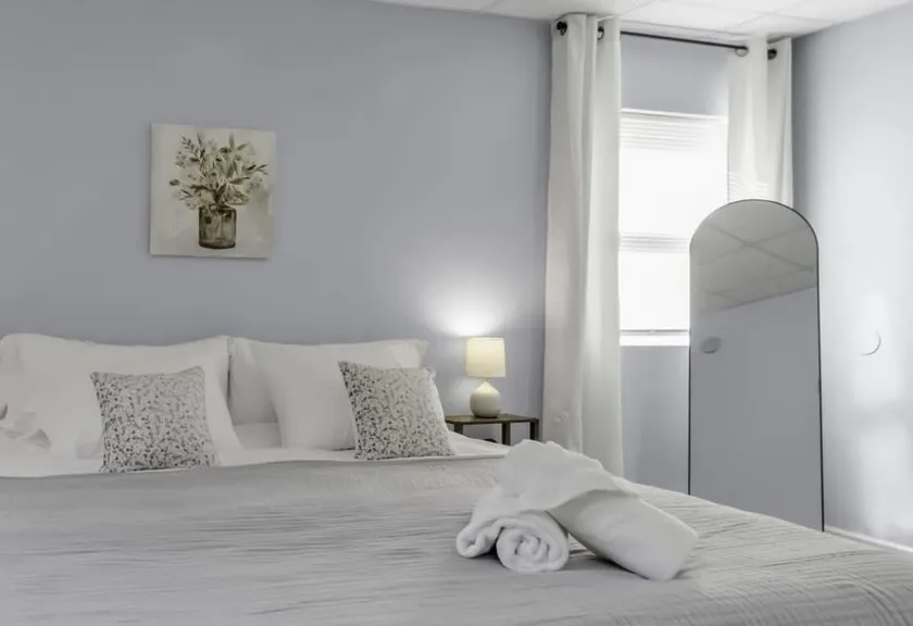 Suite Retreat: quiet comfort on walkable village lane - Image 1