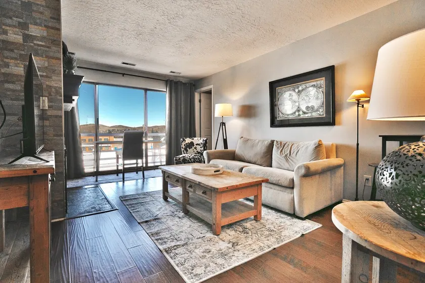 Top Floor Centrally Located. Free Bus to Lifts - Image 1