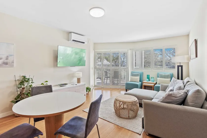 Spacious Apartment on Salt Beach - Image 1
