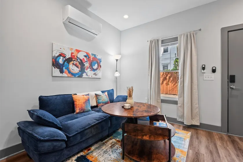 Cozy & Spacious Apt., KING BED, Heart of Town - Image 1
