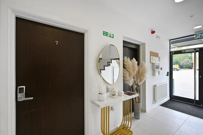 #7 Milburn, CMK location 10 min walk train station - Image 1