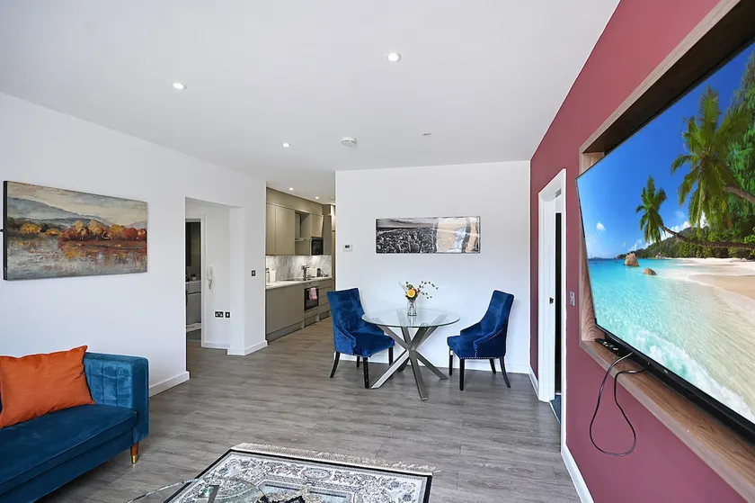 #7 Milburn, CMK location 10 min walk train station - Image 1