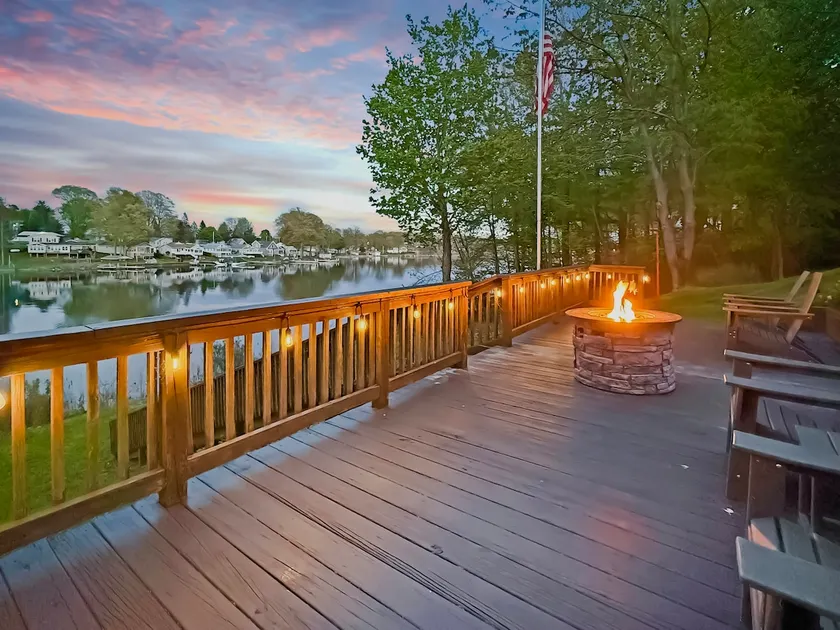 Vineyard View Retreat - Waterfront Cottage - Image 1