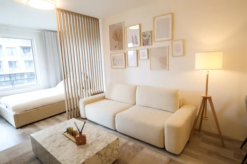 Leo’s Modern Flat with Balcony & Parking - Image 1
