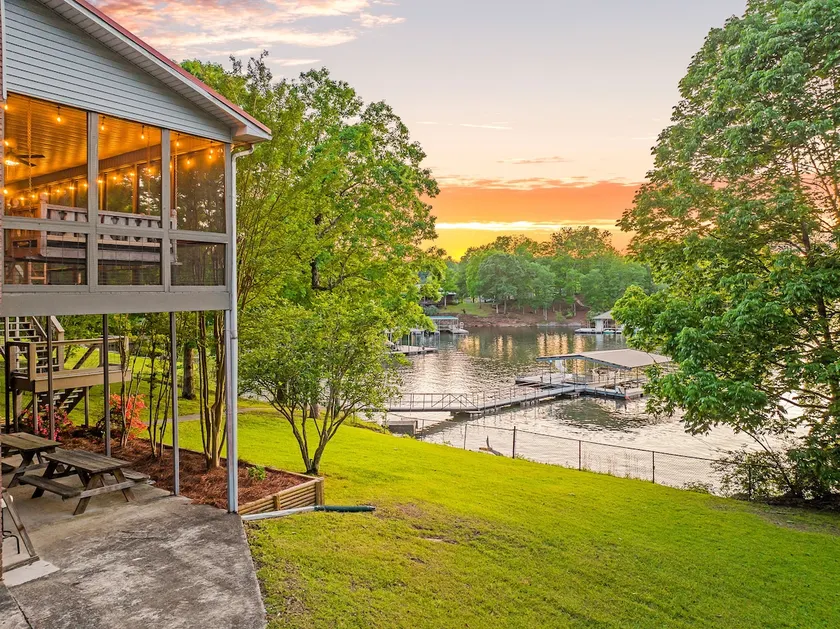 Sleeps 20! No Steps to Water Luxe Family Lakehouse - Image 1
