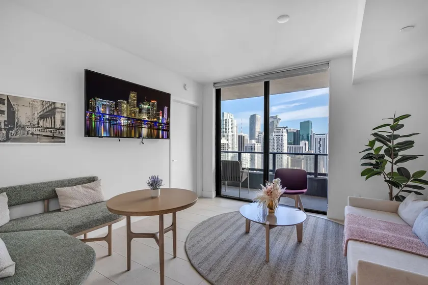 Bright and Breezy 1 Bed Unit With Water and City Views - Image 1