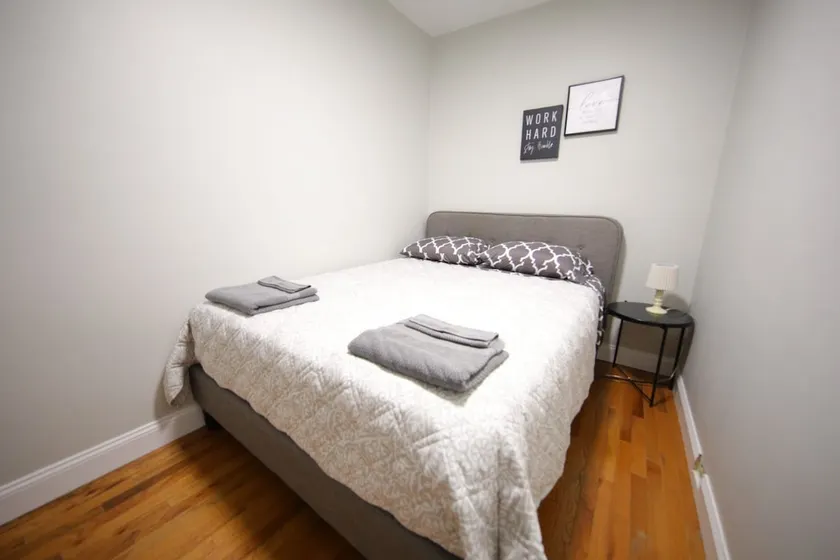 3 BDRM Apt Next to Airport/5 min to Downtown - Image 1