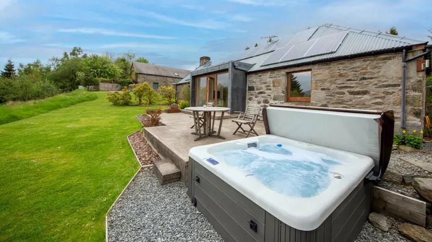 Sams Cottage with Loch Tay Vistas and Hot Tub - Image 1