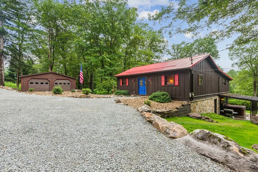 5BR/Sleeps 14 -10 Mins to 7S & HV Hot Tub Fire Pit - Image 1