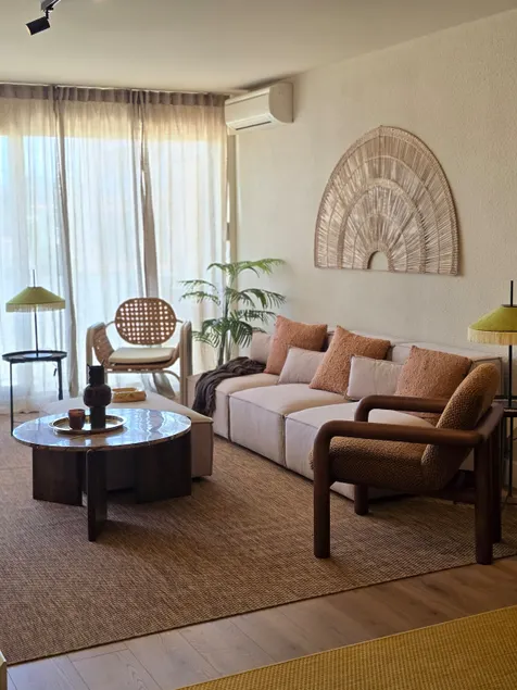 Elegant 3-bedroom apartment in the center, pool + parking included - Image 1