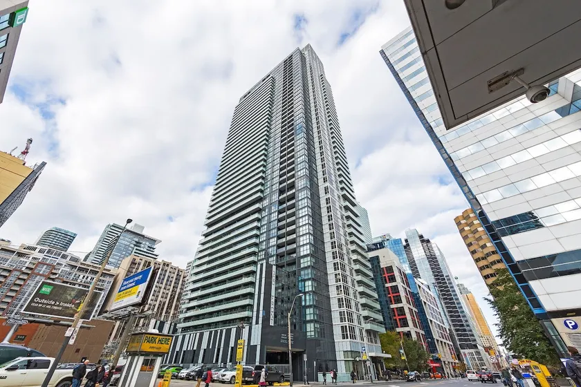 Across Rogers Centre, CNT, 1 Free Parking,5 Sleep - Image 1