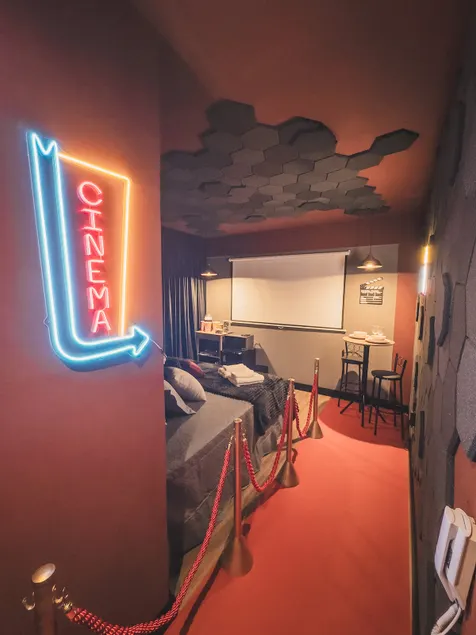 Private movie theater, king size bed, free popcorn and garage - Image 1