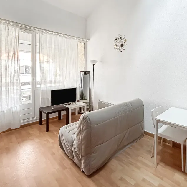 Perfect pied-à-terre between sea and port - Image 1
