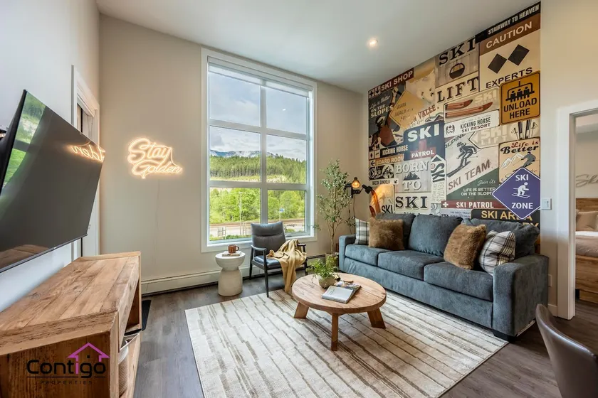 Apres Ski, DT, MtnView, TopFloor, AC, Sleeps 6 - Image 1
