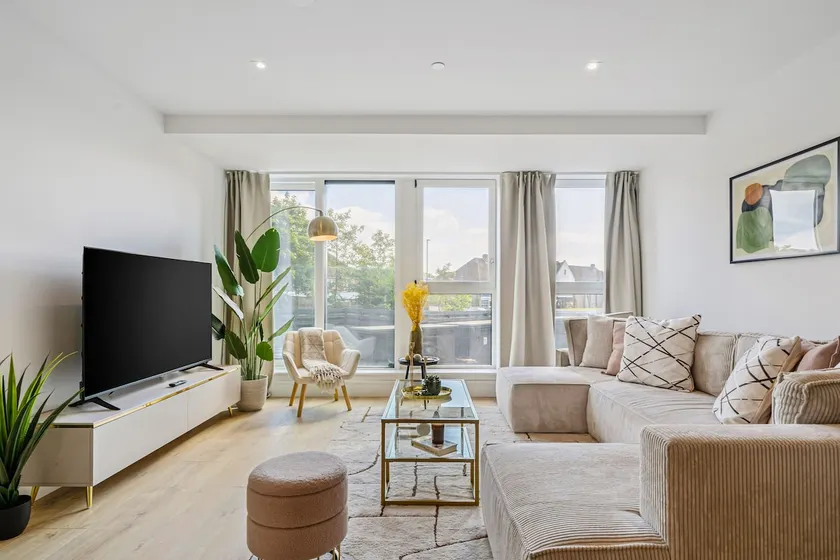 Lavish 2-Bed Apt, Prestigious Coombe Hill - Image 1