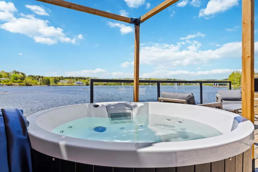Oceanfront #6 Hot tub sun sets huge deck BBQ 2 bed - Image 1