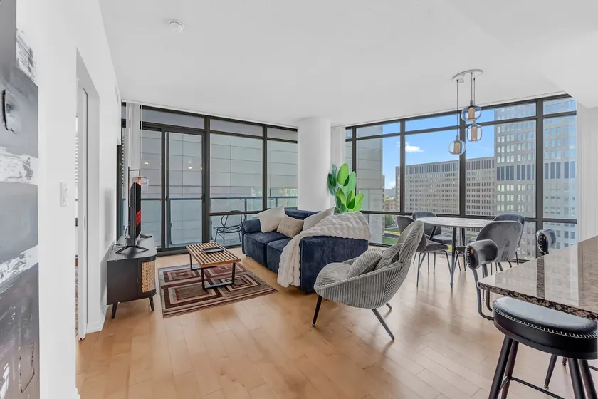 Stylish 2BR Downtown Sanctuary - Free Parking - Image 1