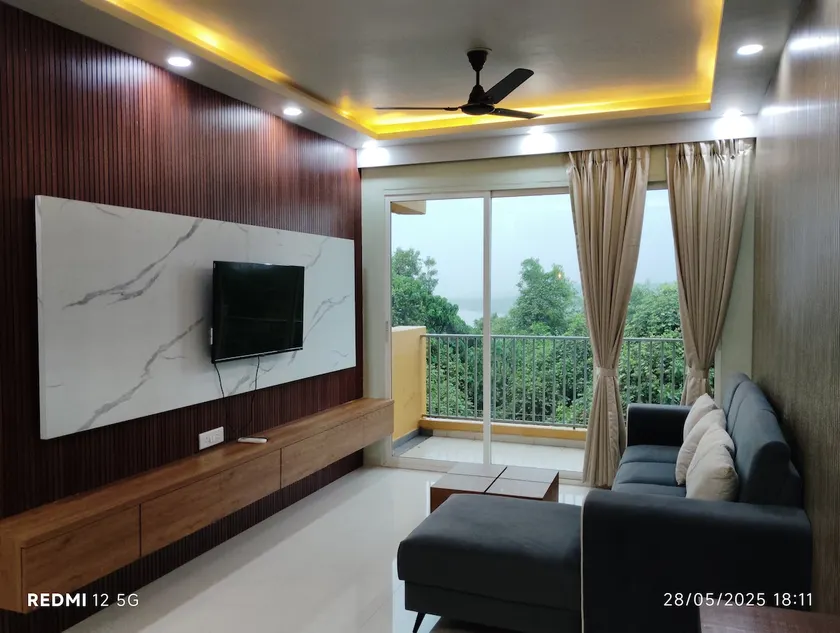 Sea view Comfy 2BHK near airport - Image 1