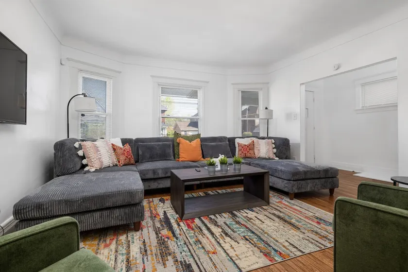 Spacious Home • 6 Beds + Free Parking • 5 min DT - Image 1