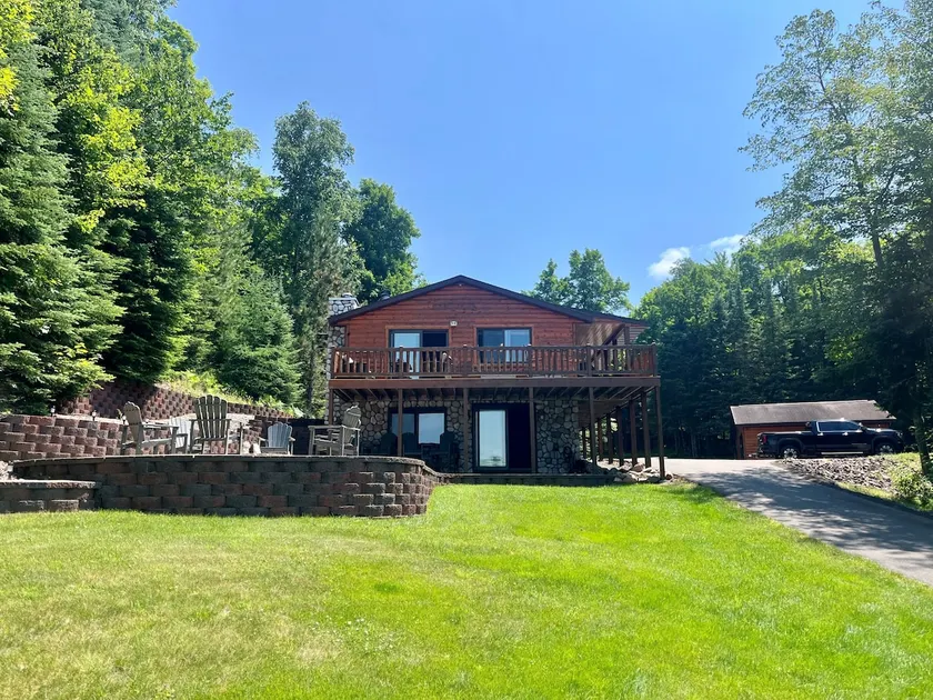 Beautiful, newly renovated log lakefront home - Image 1