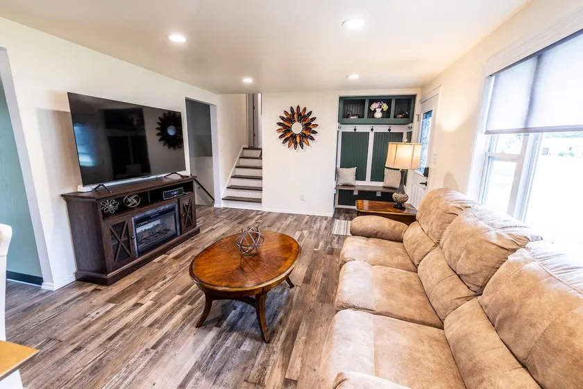 Charming split-level near Lambeau - Image 1