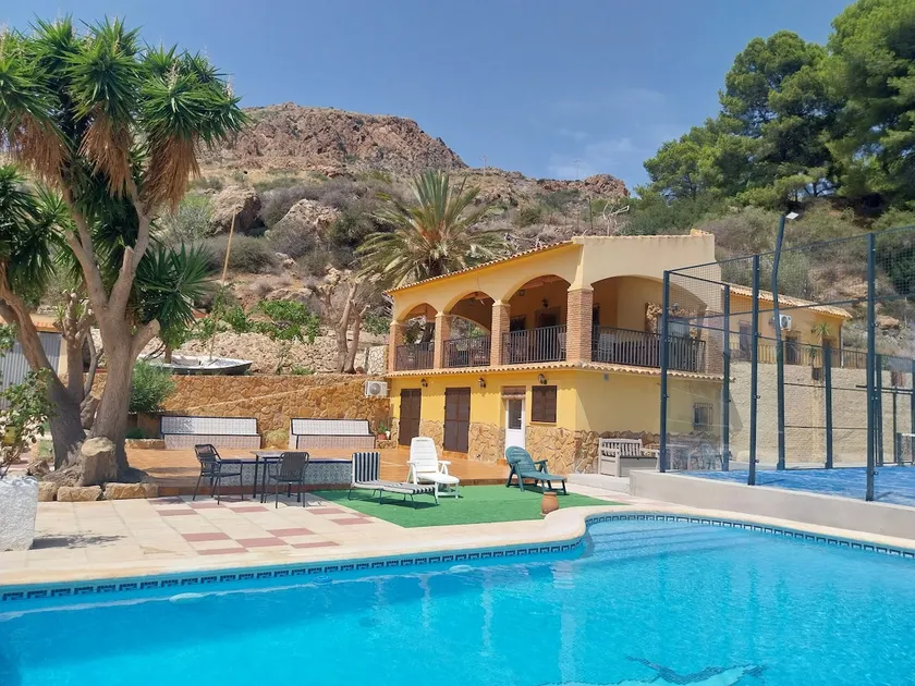 House with swimming pool and paddle tennis court - Image 1