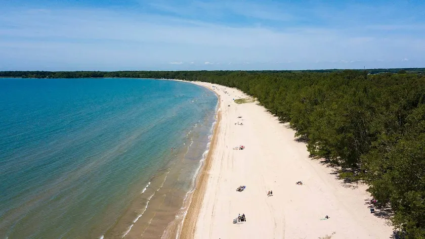 Spacious Cottage near Sandbanks Beach - Image 1