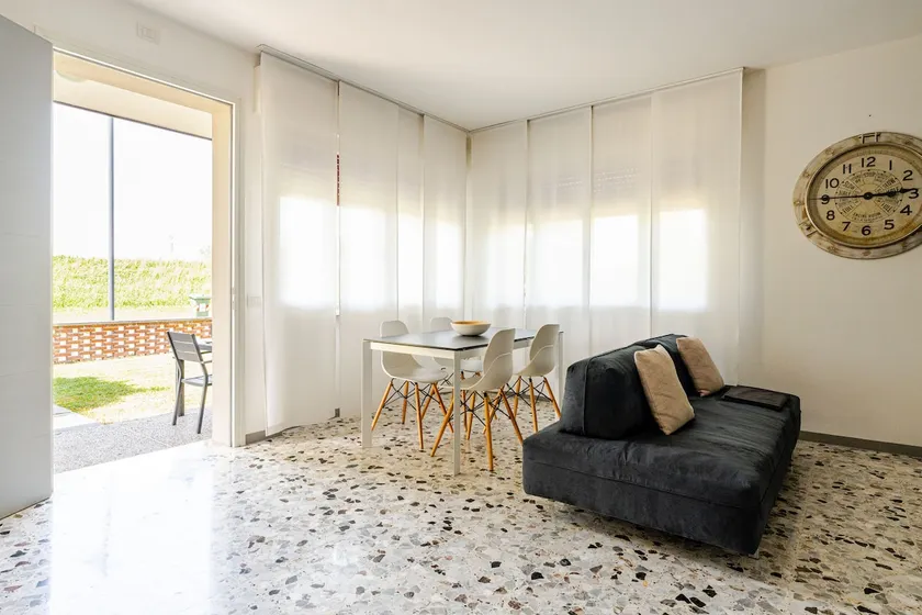 Villa + garden near the beach - Image 1