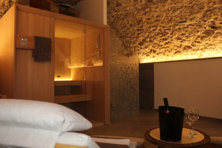 Suite with sauna and Scottish shower - Image 1