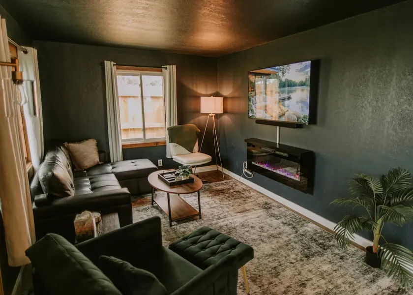 LODGE - 2 Qn Bds | Fireplace | Full Kitchen | WIFI - Image 1