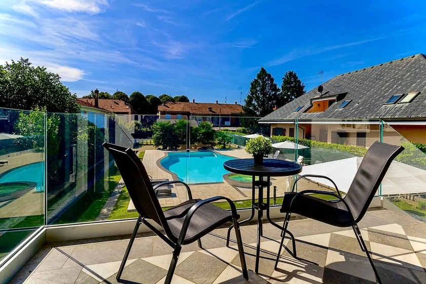 apartment with private pool for exclusive use - Image 1
