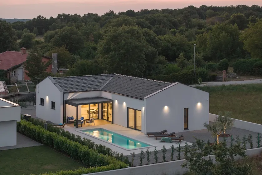 Villa with heated outdoor pool - Image 1