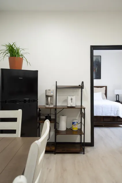 1BR Apartment | Modern Design | Near NYC | King Bd - Image 1