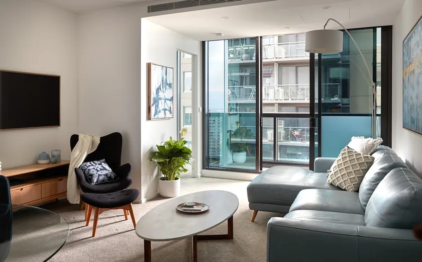 City Escape - 8 mins From Flinders St - Pool & Gym - Image 1